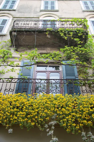 Balkong med rika blomsterdekorationer i desenzano — Stockfoto