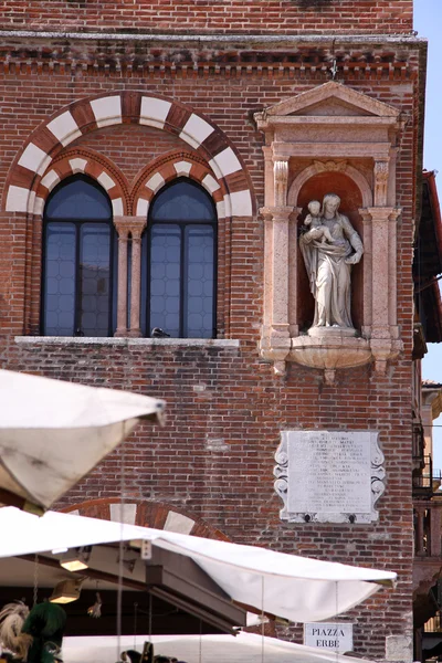 Palast auf der piazza delle erbe in verona — Stockfoto