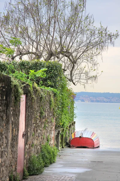 Πολύχρωμο βάρκα με κουπιά στο sirmione στη λίμνη garda — Φωτογραφία Αρχείου