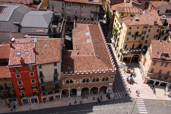 Historické domy na náměstí piazza delle erbe v verona — Stock fotografie