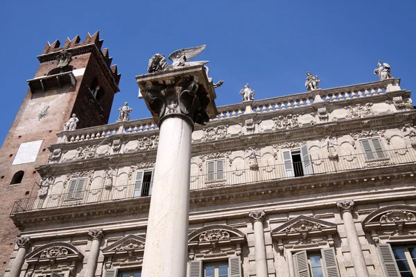 Mermer sütun ile kanatlı aslan San marco, verona — Stok fotoğraf