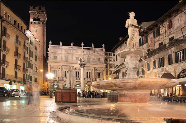 Piazza delle erbe v verona v noci — Stock fotografie