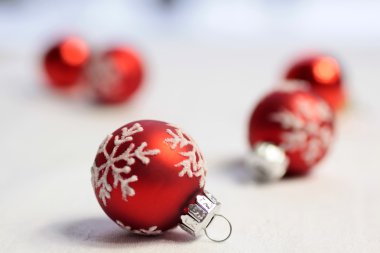 küçük kırmızı Noel topları