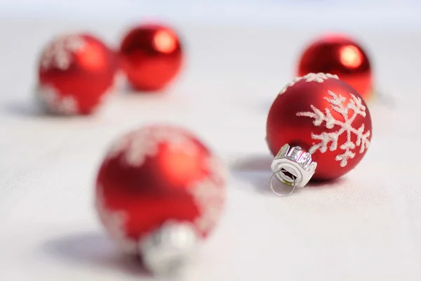 Küçük kırmızı Noel topları — Stok fotoğraf