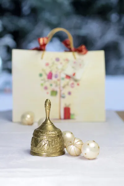 Gyllene jul bell, julgranskulor och gåva väska — Stockfoto