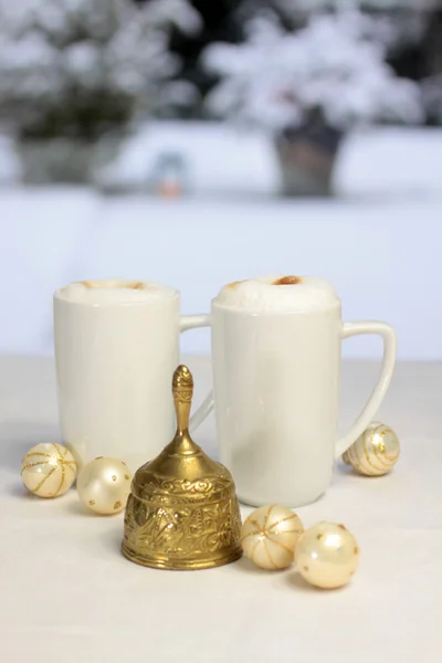 Campana di Natale dorata, palle di Natale e sacchetto regalo — Foto Stock