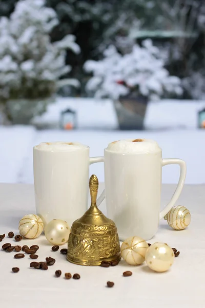 Gyllene jul bell och kaffe koppar, julgranskulor och kaffe — Stockfoto