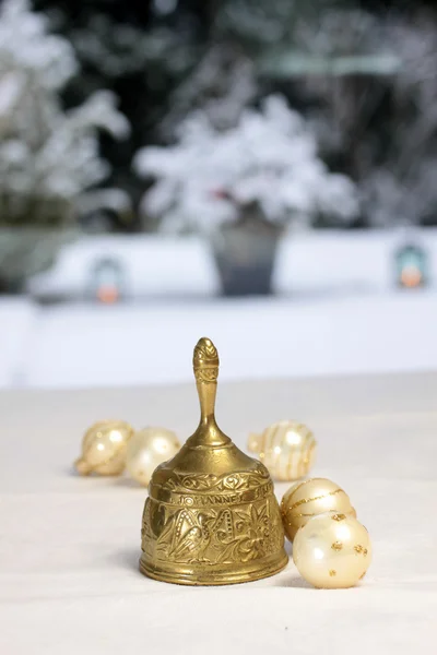 Campana de Navidad de oro y bolas de Navidad — Foto de Stock