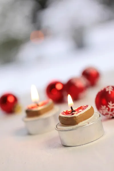 Queimando velas em forma de coração — Fotografia de Stock