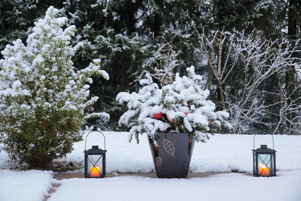Lanterne sulla terrazza nella neve — Foto Stock