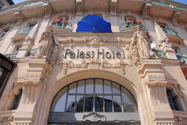 Gevel van de voormalige paleis hotel in wiesbaden — Stockfoto