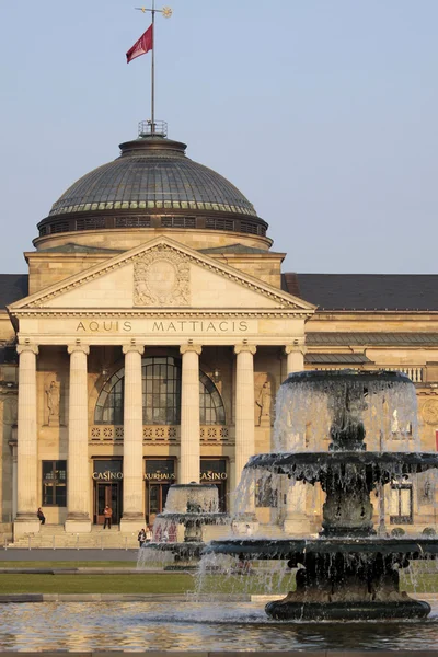 Badplaats zaal en fontein in wiesbaden — Stockfoto