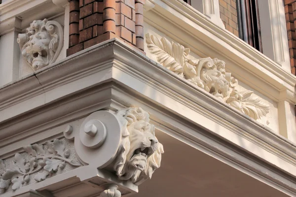 Decoraciones en un edificio antiguo —  Fotos de Stock