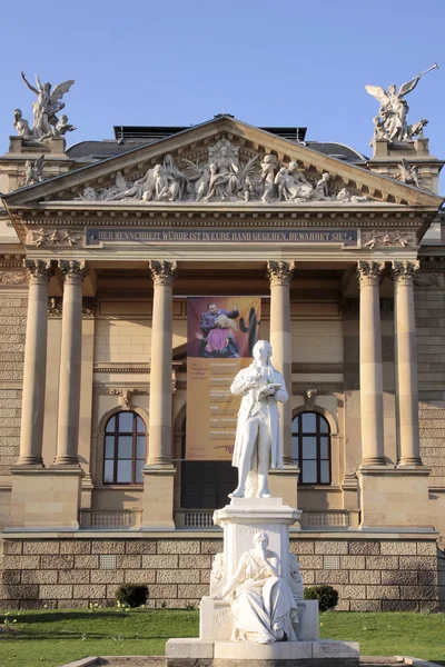 Hessian State Theatre in Wiesbaden with statue — Stock Photo, Image