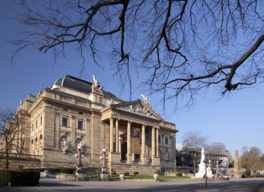 ağaç Wiesbaden'da Hessian Devlet Tiyatrosu