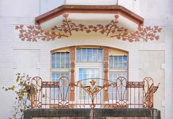 Art nouveau stijl huis in woonwijk — Stockfoto