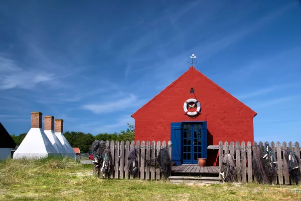 Casa de vacaciones roja en Bornholm, Dinamarca — Foto de Stock