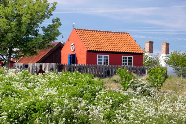 Κόκκινο για διακοπές εξοχικό σπίτι στο bornholm, Δανία — Φωτογραφία Αρχείου