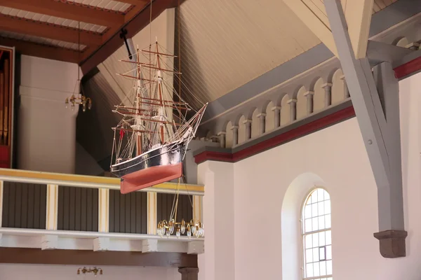 Zeilschip in een kerk op bornholm — Stockfoto