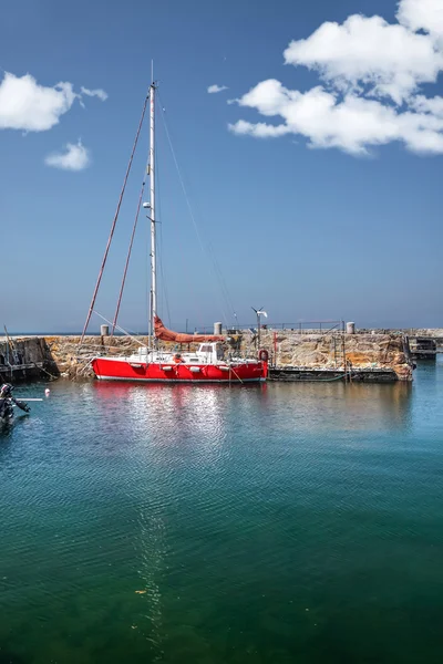 Rotes Segelboot im Hafen — Stockfoto