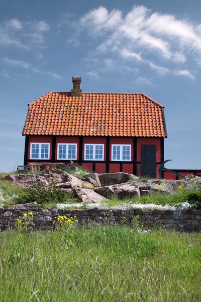 Rode huisje huis — Stockfoto