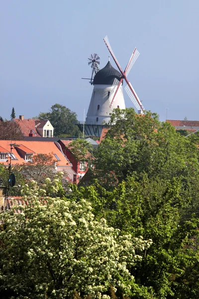 Moulin à vent blanc sur Bornholm — Photo