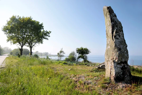 Duży monolit na wybrzeżu wyspy bornholm — Zdjęcie stockowe