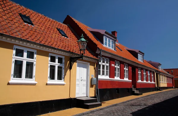 Casas amarillas y rojas en Roenne en Bornholm — Foto de Stock