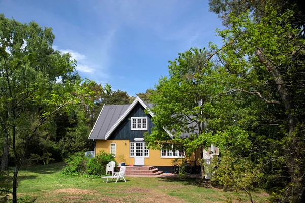 Vakantiehuis op het strand in de buurt van snogebaek op bornholm — Stockfoto