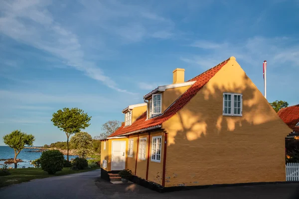 Sarı ev — Stok fotoğraf