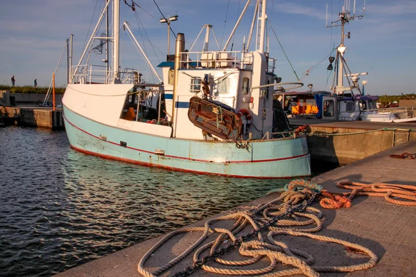 Vecchia barca da pesca in porto — Foto Stock