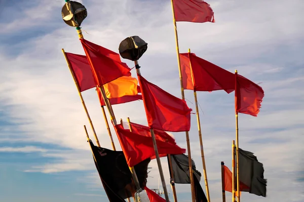 Színes zászlók egy halászhajón — Stock Fotó