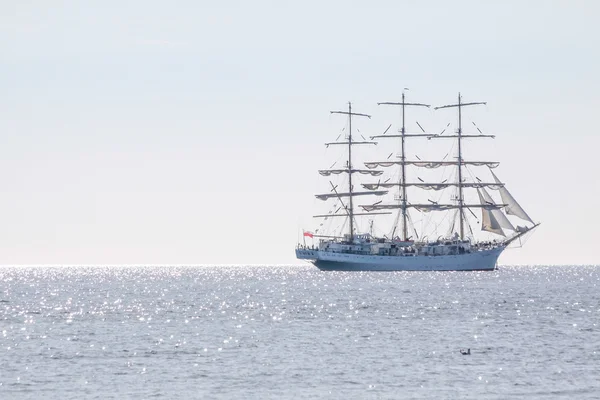 Großes Segelschiff mit funkelndem Wasser — Stockfoto