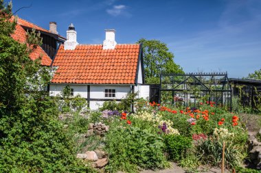 bornholm pastoral yarı ahşap ev