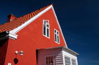 bornholm üzerinde parlak kırmızı ev