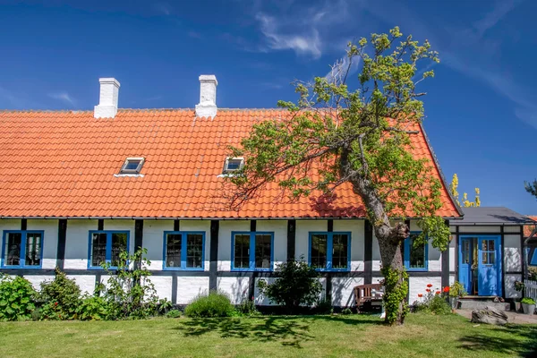 Idylliczne budynku szachulcowym na wyspie bornholm — Zdjęcie stockowe