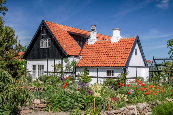 Idylliczne budynku szachulcowym na wyspie bornholm — Zdjęcie stockowe