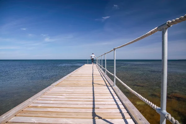 Lange pier door de zee — Stockfoto