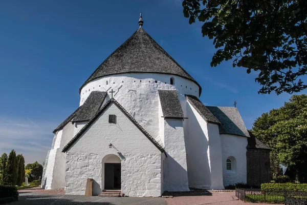 Kirken Osterlars kirke på Bornholm – stockfoto