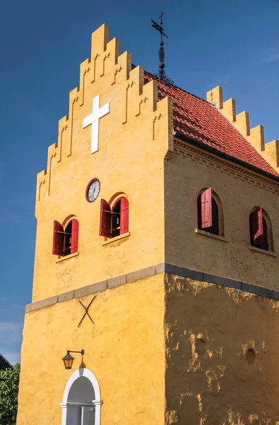 A Igreja amarela de Allinge em Bornholm — Fotografia de Stock