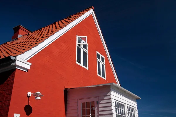 Bornholm üzerinde parlak kırmızı ev — Stok fotoğraf
