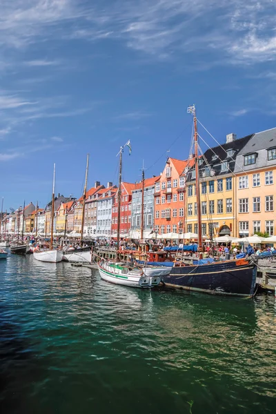 Staré čluny a domy v Nyhavnu v Kodani — Stock fotografie