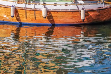 eski bir yelkenli teknenin su yansıma