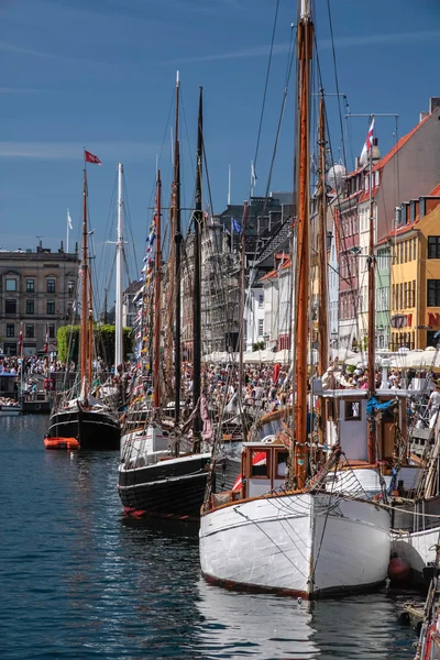 Старые лодки и дома в Nyhavn в Копенгагене — стоковое фото