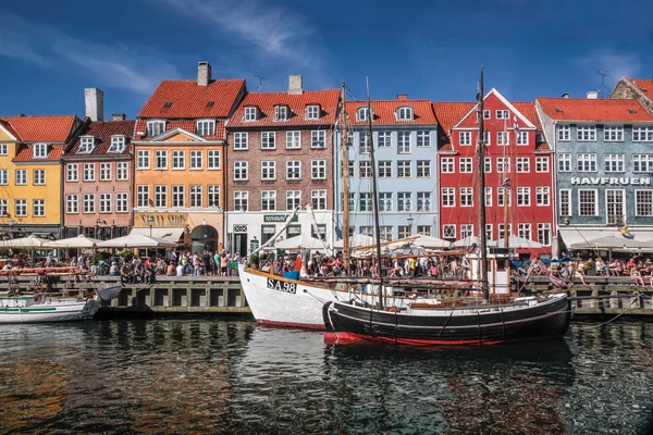 Oude boten en huizen in nyhavn in Kopenhagen — Stockfoto