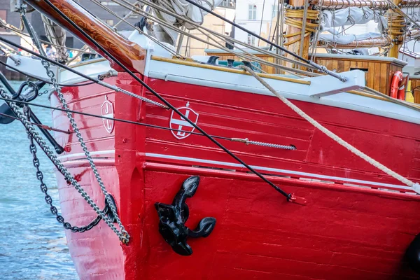 Arco rojo de un viejo velero — Foto de Stock