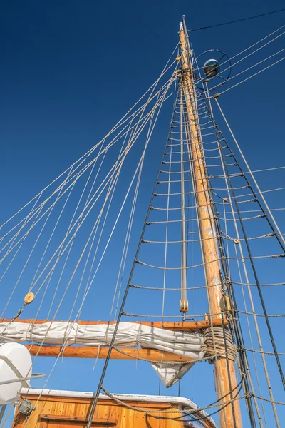 Masten en zeilen van een lang zeilschip — Stockfoto