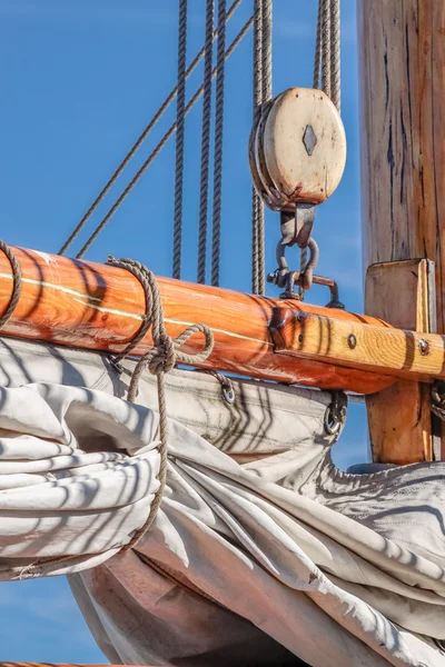 Mástiles y velas de un velero alto — Foto de Stock