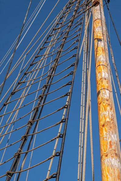 Mástiles y cuerdas de un gran velero — Foto de Stock