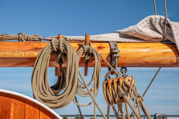 Masts and ropes of a large sailing ship — Stock Photo, Image